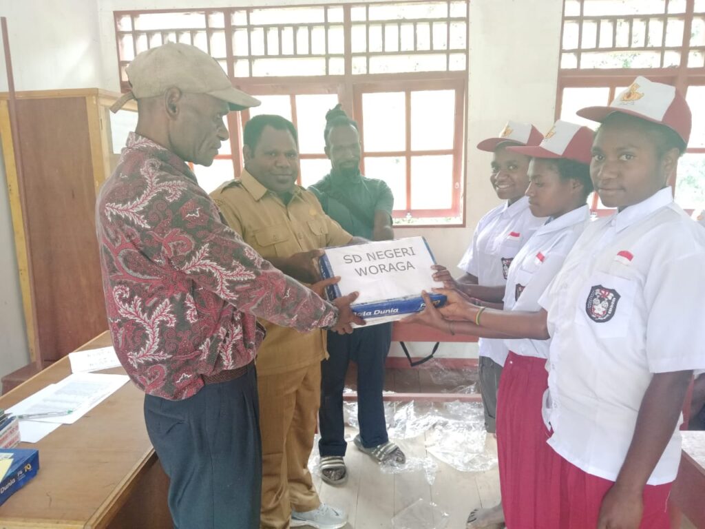 Pembagian Seragam Sekolah oleh Kepala Sekolah SD Negeri Woraga