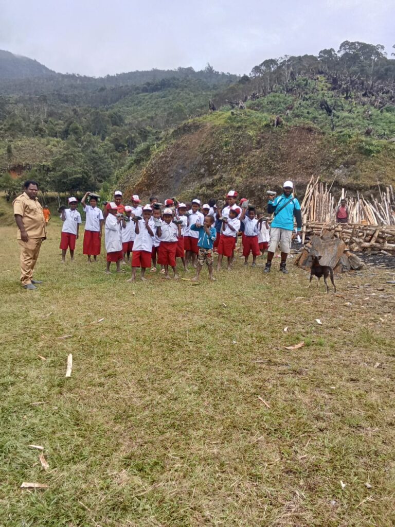 Kegiatan Gotong Royong SDN Woraga di Kelasis Gundagi