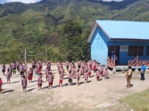 Aktivitas KBM SDN Woraga – Pembagian Kostum dan Batik
